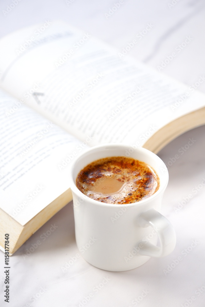 テーブルの上の開いたペーパーバック(洋書)と、コーヒーの入ったコーヒーカップで、コーヒーを飲みながらゆっくりと読書を楽しんでいるイメージ
テーブルの上の開いたペーパーバック(洋書)と、コーヒーの入ったコーヒーカップで、コーヒーを飲みながらゆっくりと読書を楽しんでいるイメージ
