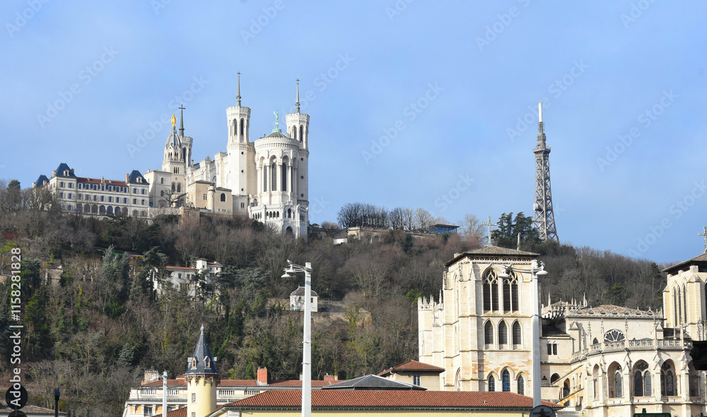 Fototapeta premium Lyon, France. Cathédrale Saint-Jean, diocèse, avec en fond la basilique Notre Dame de Fourvière et la chapelle Saint-Thomas 