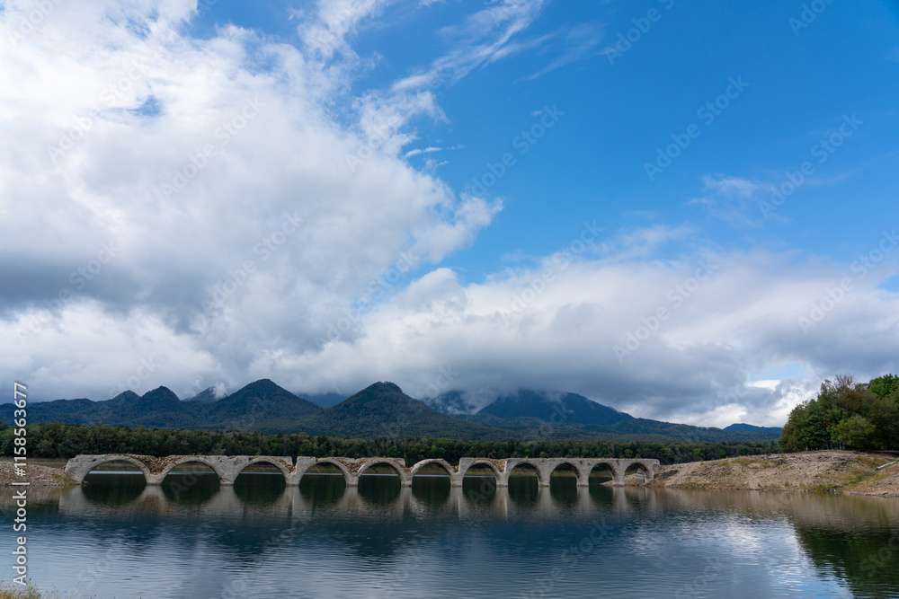 Fototapeta premium 夏の糠平湖、タウシュベツ川橋梁の風景