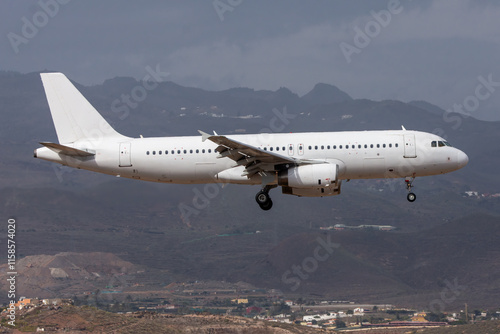 Avión de línea blanco aterrizando en el aeropuerto de Gran Canaria, Gando. photo