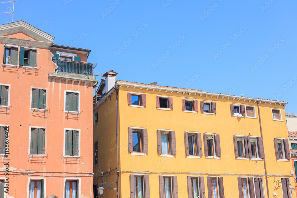 Fototapeta premium 可愛い色のイタリアのアパートメント