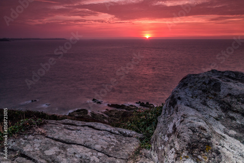 Coucher de soleil sur les rochers de la pointe du Grouin en Bretagne photo