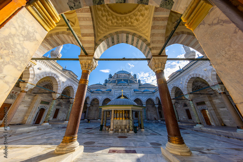 Obraz na płótnie Beyazit Mosque - 16th century Ottoman imperial mosque as seen from the Beyazıt Square (Freedom Square). w salonie