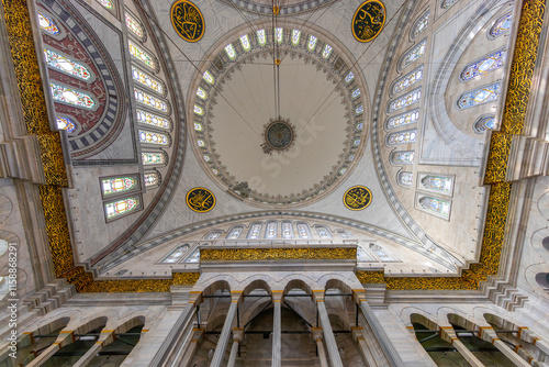 Obraz na płótnie A beautiful view of the Nuruosmaniye Camii, the mosque near the Grand Bazaar in Istanbul, Turkey w salonie