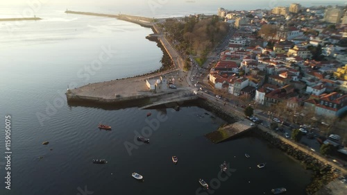 paisagem do Porto e de Matosinhos, onde o Rio Douro encontra o Oceano Atlântico. A cena apresenta as areias douradas da praia de Matosinhos, ladeadas pelas águas azul-escuras do oceano.  photo