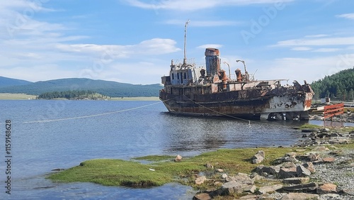 Barco antiguo varado en el lago Ubsugul en el pueblo de Khatgal al norte de Mongolia