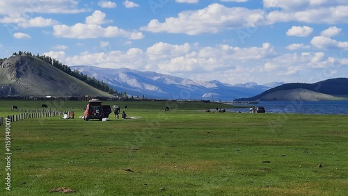 Vista de la costa del lago Ubsugul en el pueblo de Khatgal al norte de Mongolia