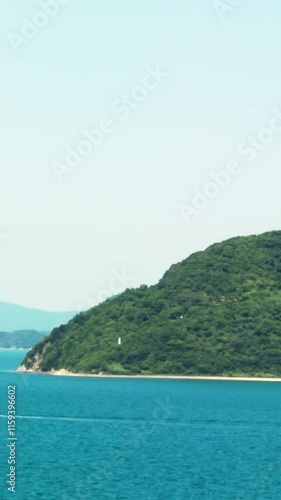 瀬戸内海　穏やかな海と島と空　船が横切る　縦動画