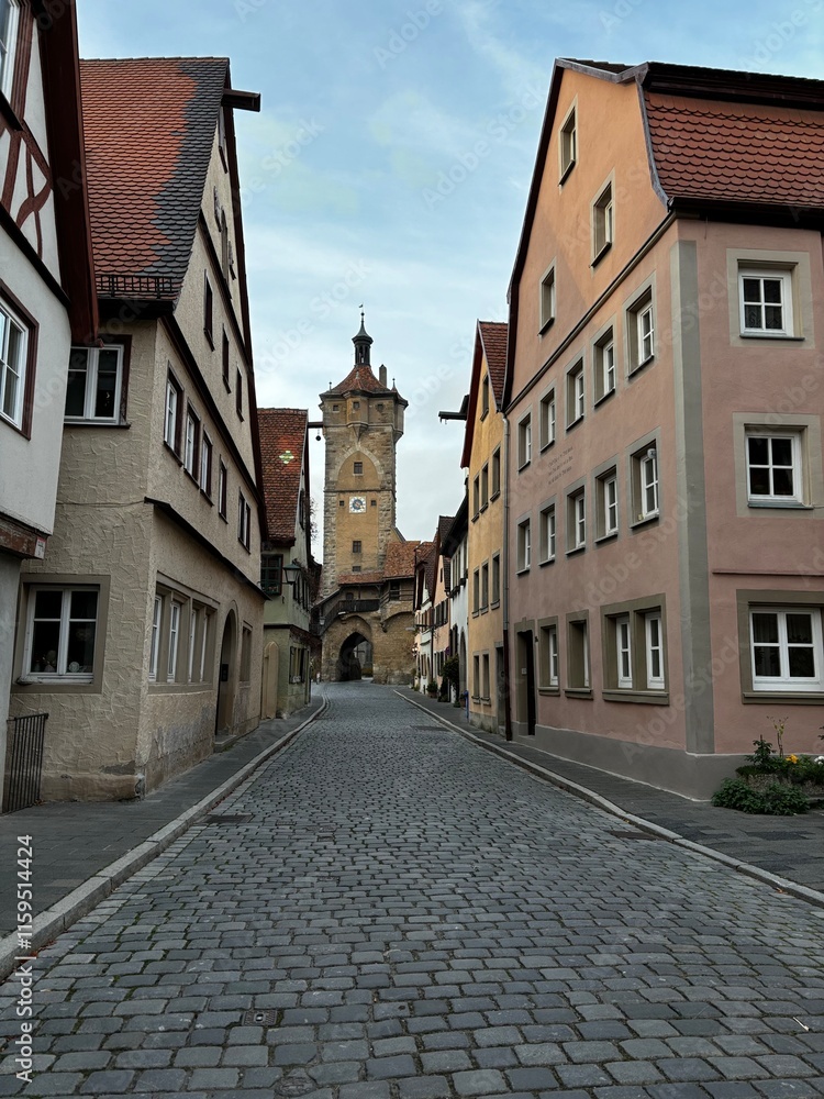 Strasse mit Blick auf ein Stadttor in Rothenburg ob der Tauber Strasse mit Blick auf ein Stadttor in Rothenburg ob der Tauber