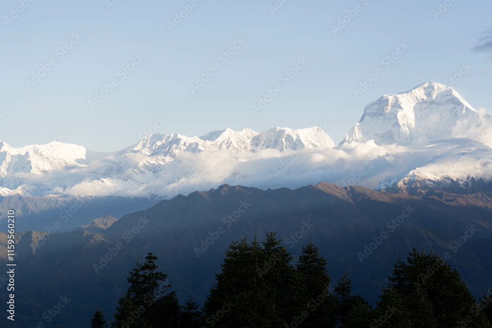 Poon Hill es una estación de montaña de Nepal situada entre los distritos de Myagdi y de Kaski, en la provincia de Gandaki Pradesh. Desde ella se pueden ver las sierras del Annapurna y del Dhaulagiri. Poon Hill es una estación de montaña de Nepal situada entre los distritos de Myagdi y de Kaski, en la provincia de Gandaki Pradesh. Desde ella se pueden ver las sierras del Annapurna y del Dhaulagiri.