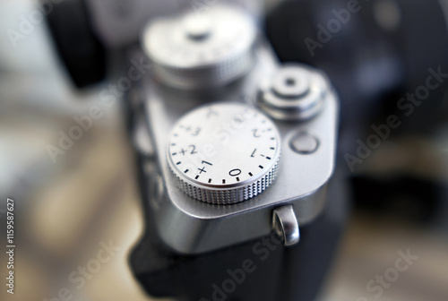 фотографія A close-up macro photograph of a camera's control dial camera settings exposure