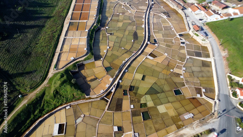 ista aérea única das Salinas de Rio Maior, em Portugal, situadas num cenário natural pitoresco. Estas salinas centenárias apresentam piscinas geométricas preenchidas com água salgada cintilante photo