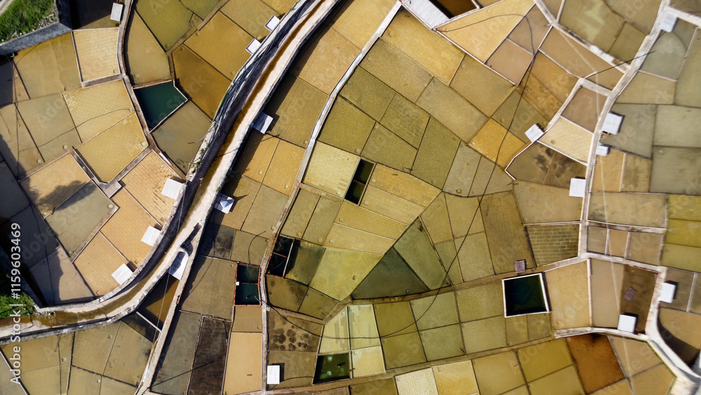 Obraz premium ista aérea única das Salinas de Rio Maior, em Portugal, situadas num cenário natural pitoresco. Estas salinas centenárias apresentam piscinas geométricas preenchidas com água salgada cintilante