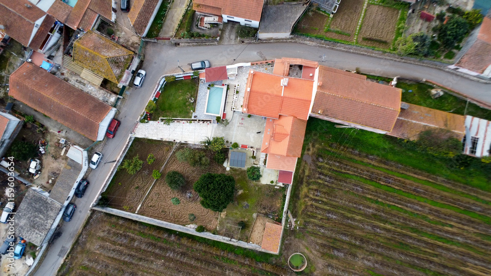 ista aérea única das Salinas de Rio Maior, em Portugal, situadas num cenário natural pitoresco. Estas salinas centenárias apresentam piscinas geométricas preenchidas com água salgada cintilante ista aérea única das Salinas de Rio Maior, em Portugal, situadas num cenário natural pitoresco. Estas salinas centenárias apresentam piscinas geométricas preenchidas com água salgada cintilante