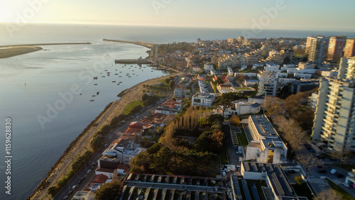 Vista capturando a deslumbrante paisagem do Porto e de Matosinhos, onde o Rio Douro encontra o Oceano Atlântico. A cena apresenta as areias douradas da praia de Matosinhos, 