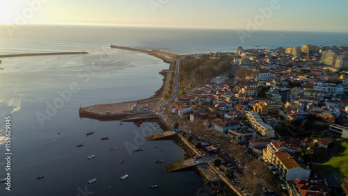 Vista capturando a deslumbrante paisagem do Porto e de Matosinhos, onde o Rio Douro encontra o Oceano Atlântico. A cena apresenta as areias douradas da praia de Matosinhos, 