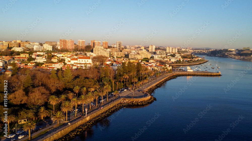 Fototapeta premium Vista capturando a deslumbrante paisagem do Porto e de Matosinhos, onde o Rio Douro encontra o Oceano Atlântico. A cena apresenta as areias douradas da praia de Matosinhos, 