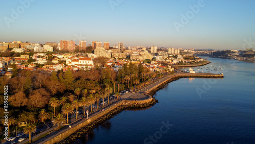 Vista capturando a deslumbrante paisagem do Porto e de Matosinhos, onde o Rio Douro encontra o Oceano Atlântico. A cena apresenta as areias douradas da praia de Matosinhos,  photo