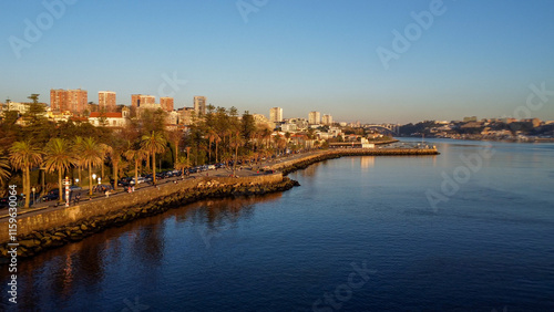 Vista capturando a deslumbrante paisagem do Porto e de Matosinhos, onde o Rio Douro encontra o Oceano Atlântico. A cena apresenta as areias douradas da praia de Matosinhos,  photo