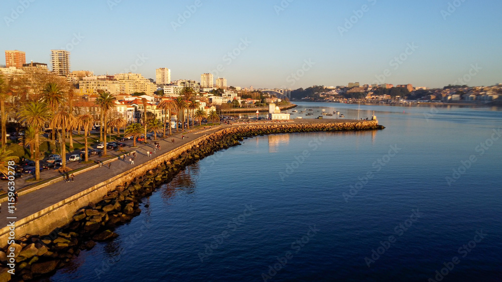Obraz premium Vista capturando a deslumbrante paisagem do Porto e de Matosinhos, onde o Rio Douro encontra o Oceano Atlântico. A cena apresenta as areias douradas da praia de Matosinhos, 