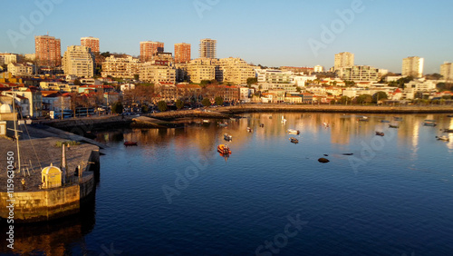 Vista capturando a deslumbrante paisagem do Porto e de Matosinhos, onde o Rio Douro encontra o Oceano Atlântico. A cena apresenta as areias douradas da praia de Matosinhos,  photo