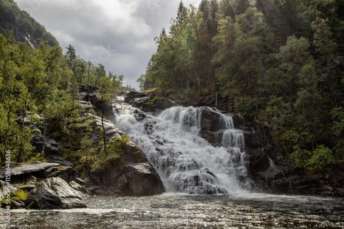 kleiner wasserfall direkt neben der straße photo