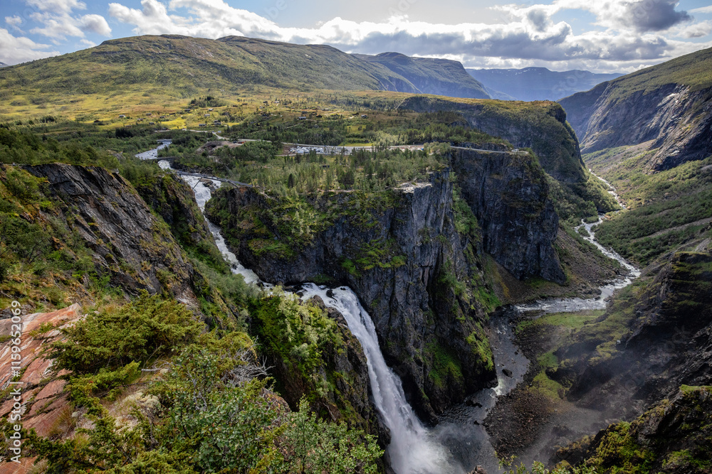 voringsfossen eingebetet in einer wunderschönen landschaft voringsfossen eingebetet in einer wunderschönen landschaft