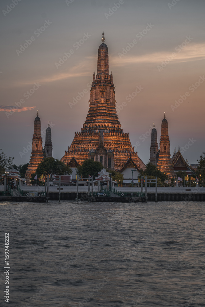 Fototapeta premium Wat Arun during sunset in Bangkok, Thailand