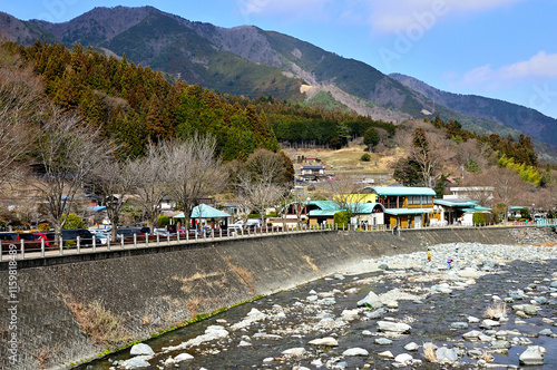 道志山塊の菜畑山と道の駅どうしと道志川
 photo