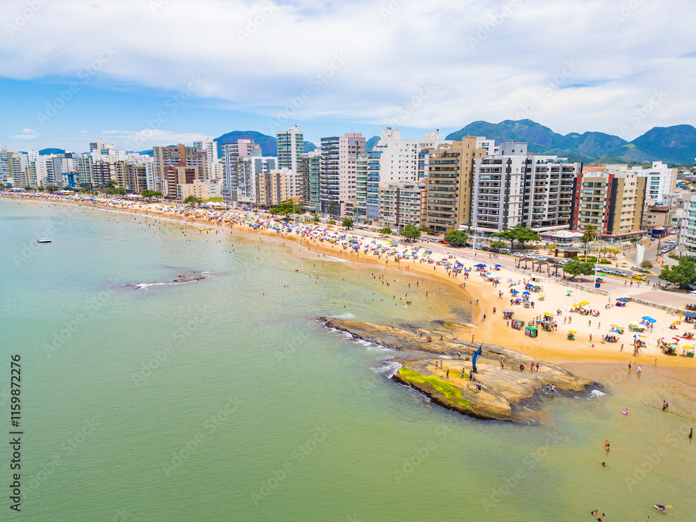 Imagem aérea de drone da Praia do Morro em um dia ensolarado, com pessoas passeando, praticando esportes e descansando ao sol. Cidade de Guarapari no Espírito Santo Imagem aérea de drone da Praia do Morro em um dia ensolarado, com pessoas passeando, praticando esportes e descansando ao sol. Cidade de Guarapari no Espírito Santo