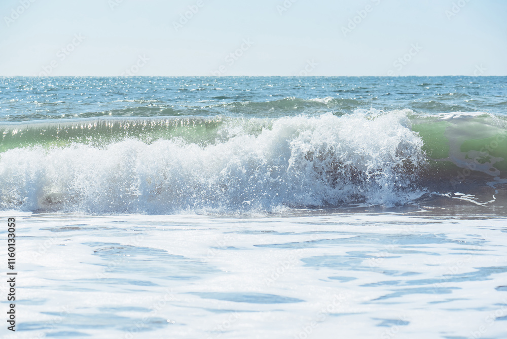 Fototapeta premium Waves crashing into the land at Baker Beach 