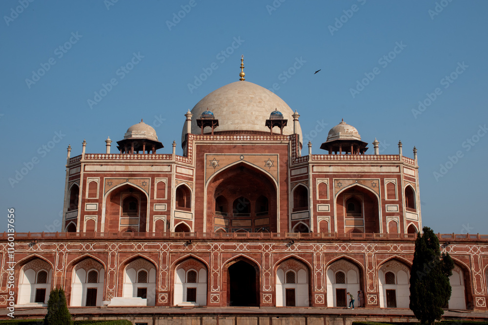Obraz premium The Humayun's Tomb located in hazrat nizamuddin, South Delhi, the tomb of the mughal emperor humayun whole ruled in the 16th Century