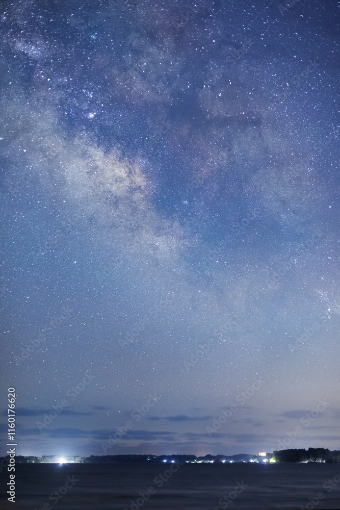 能登半島の海辺から望む天の川の縦画像