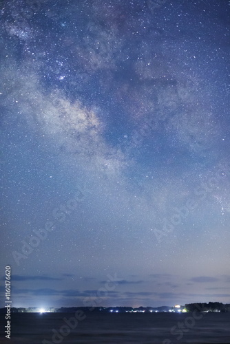 Obraz na płótnie 能登半島の海辺から望む天の川の縦画像 w salonie