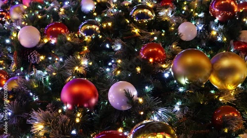 The lights on the Christmas tree are twinkling.크리스마스트리의 전구들이 반짝입니다. photo