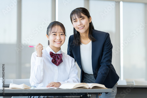 Obraz na płótnie 学習塾の先生と生徒 撮影協力：学校法人電波学園 東京電子専門学校 