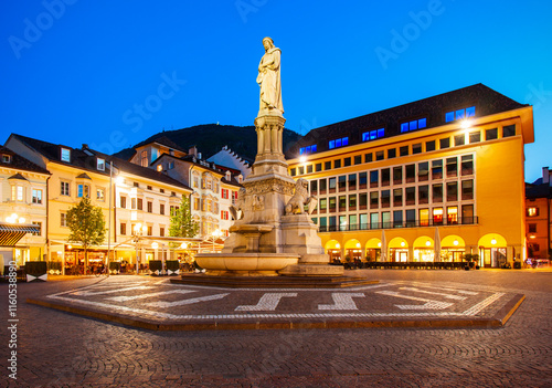 Obraz na płótnie Waltherplatz main square in Bolzano w salonie