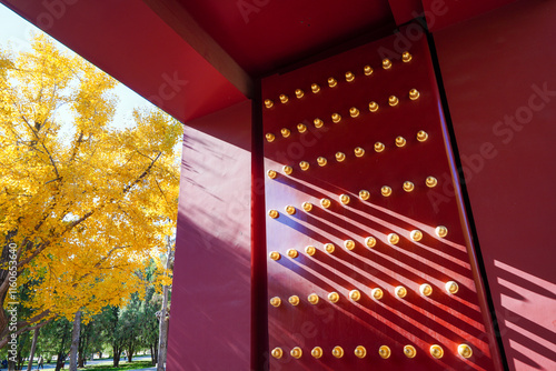 Obraz na płótnie Beijing Ditan Park Palace Gate and Ginkgo Leaf w salonie
