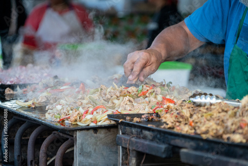 Puesto de comida callejera en Argentina, carnes y verduras salteadas a la plancha