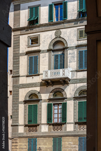 Obraz na płótnie The charming streets of Florence, the unique stone buildings and architectural details under the bright blue sky, capturing the essence of Tuscany. w salonie