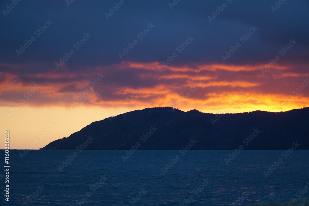 Naklejka premium sunset over the sea