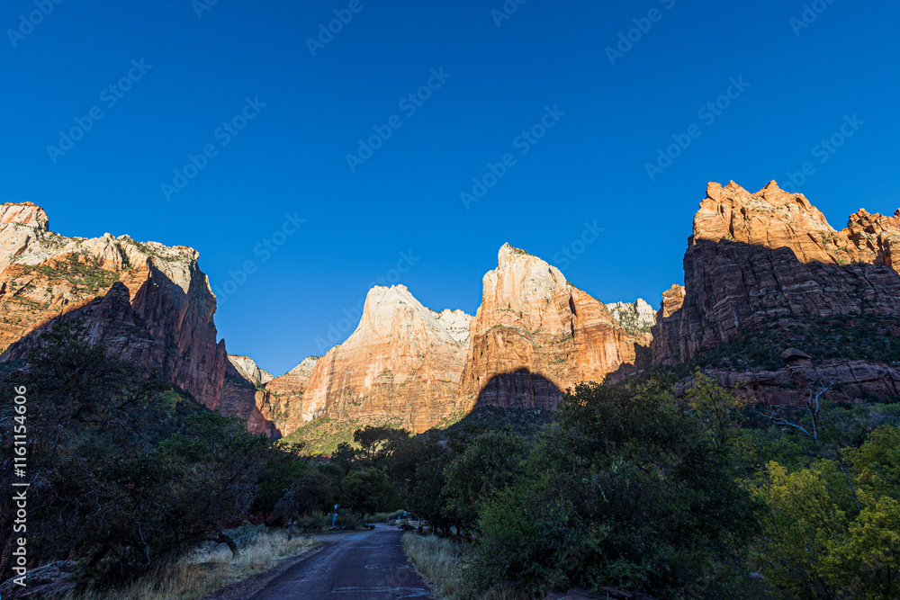 Obraz premium First rays of sunlight on the majestic sandstone formations at Zion National Park.