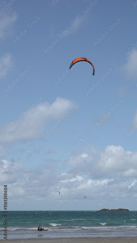 Kitesurfeurs en bord de mer Kitesurfeurs en bord de mer