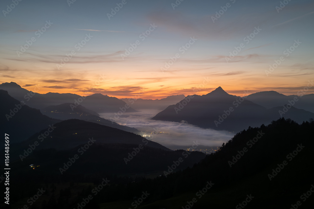 Obraz premium Verträumte Berglandschaft im Sonnenuntergang