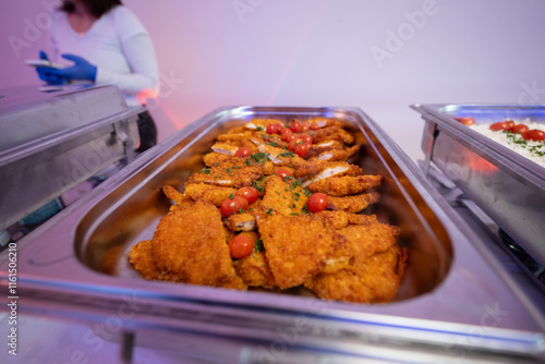 Knusprige Schnitzel im Buffet-Stil – Frisch serviert mit Tomatendekoration