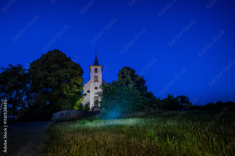 Fototapeta premium Michaelskapelle bei Nacht – Mystische Stimmung im Mondschein