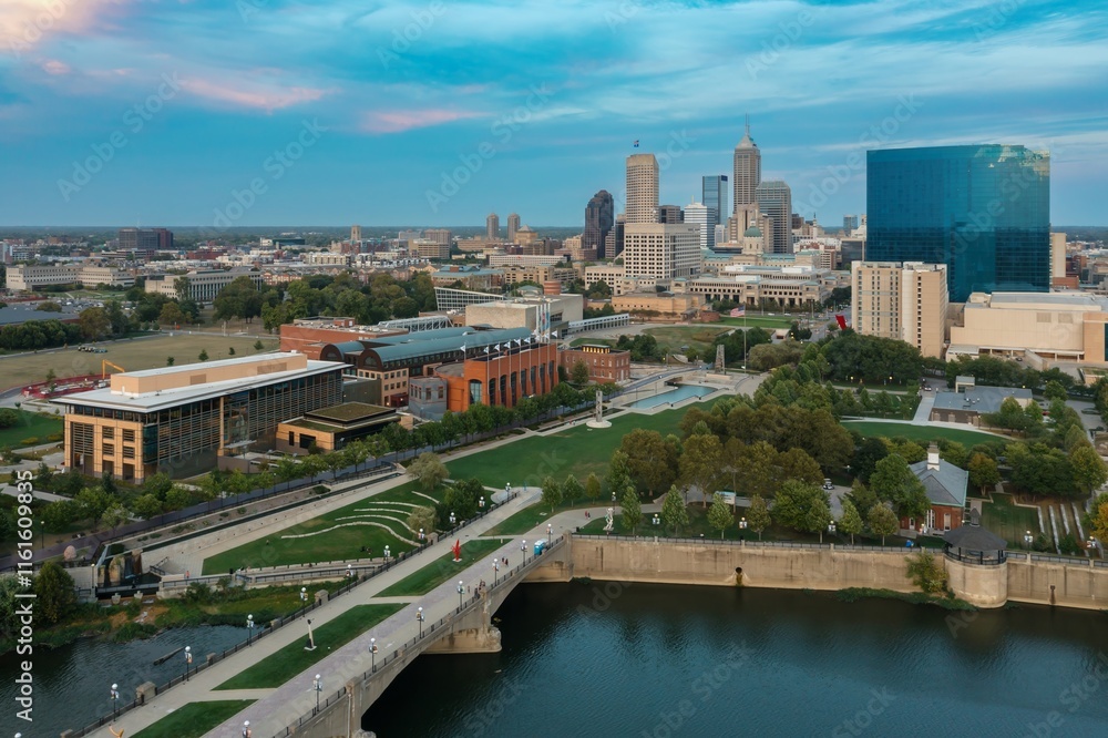 Obraz premium Downtown Indianapolis skyline at twilight, featuring the White River State Park. Public spaces and city buildings. White River, Indianapolis, Indiana, United States