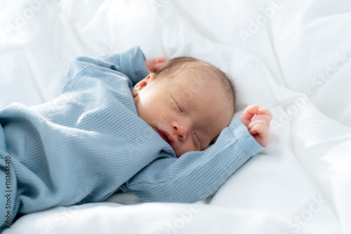 Canvastavla Newborn baby sleeping peacefully on the bed