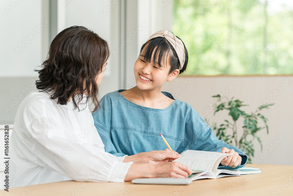 母親・教師・家庭教師・塾講師に勉強を教えてもらう中学生の女の子
母親・教師・家庭教師・塾講師に勉強を教えてもらう中学生の女の子