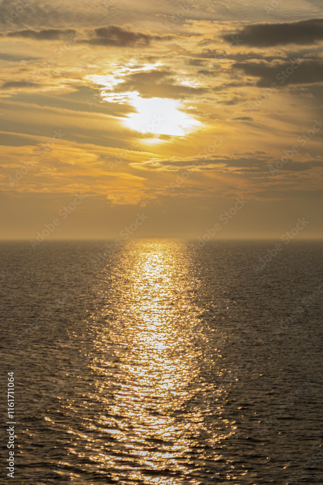 Obraz premium Beautiful sunset in front of the Lake Ontario